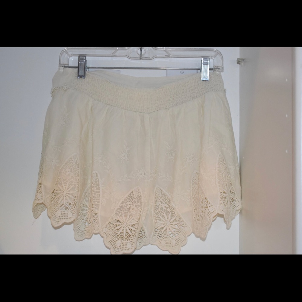 American Eagle White Croquet Shorts